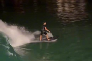 他还是那么爱冲浪！库尼亚在巴西人造波浪上夜间冲浪‍♂️